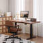 Bureau rectangulaire brun en bois massif à hauteur réglable-108431538