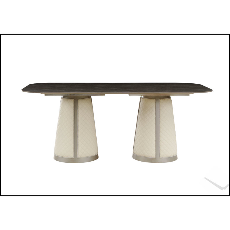 Table de salle à manger Kasa avec plateau en pierre frittée et finition champagne au design durable et élégant
