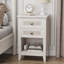 Table de chevet Farmhouse, table de chevet Boho avec 2 tiroirs décoratifs en rotin, table de bout décorative avec tablette de rangement ouverte, unité de chevet en bois pour chambre à coucher, salon, bureau personnel, blanc grisâtre
