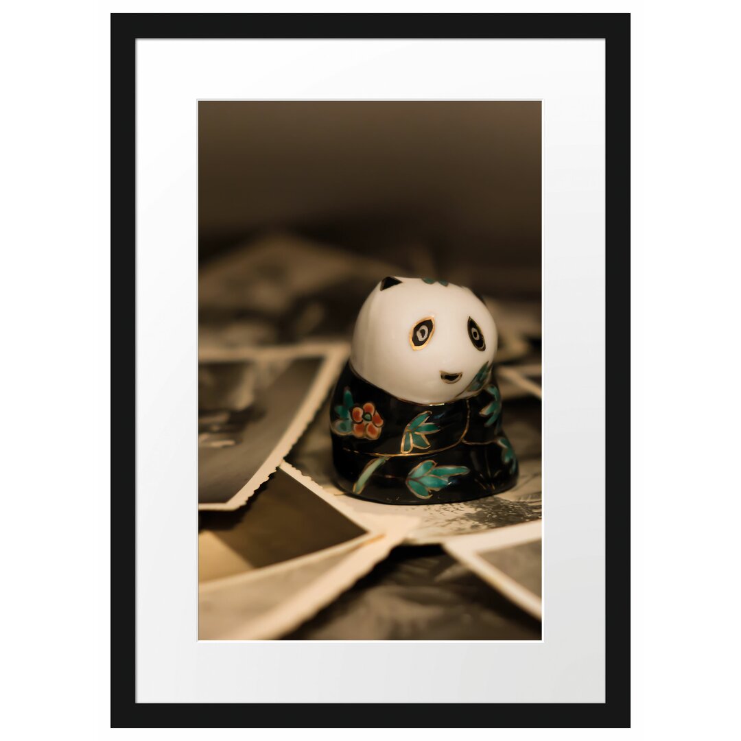 Gerahmtes Poster Panda Figur zwischen Fotografien