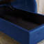 Chaise longue de salon confortable avec velours et support dans un espace de rangement caché bleu marine