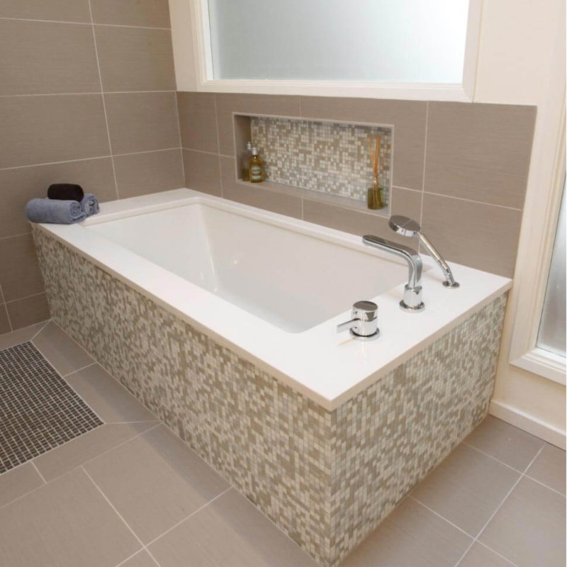 Lacey 60'' L Bathtub, White, Matte Black