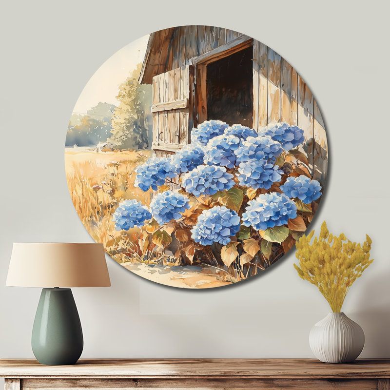 Hydrangées par la porte de l'écurie I - hydrangées, art mural rond en métal, impression traditionnelle en métal bleu