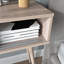 Table d'entrée avec 2 portes coulissantes, console avec espace de rangement, derrière le canapé