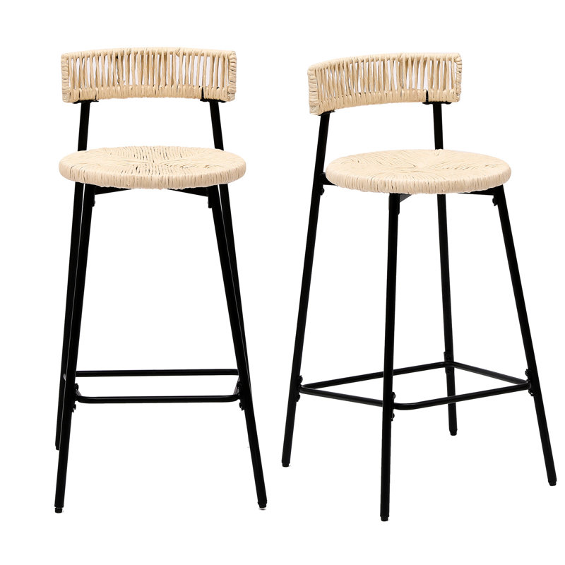 2 tabourets de comptoir en corde de papier tissés à la main. Style Chaises de bar pour appartement. Structure en métal noir, siège blanc crème. Et fonctionnelle à la maison. Polyvalent. Facile à installer