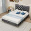 Lit à motif suède doux - Décorez l'espace de la chambre principale avec un accent doux et paisible. La structure robuste assure un sommeil stable et crée un lieu de repos privé-621993033