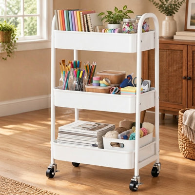 Gardez les matériaux d'art et d'artisanat, les collations, les couches, les fournitures de post-partum et de chevet, et les articles de nettoyage essentiels organisés sur ce chariot en métal blanc robuste à 3 niveaux avec des roues pour les chambres de bébé