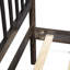 Grand lit plateforme traditionnel en bois de pin avec tête de lit, pied de lit et espace de rangement sous le lit-129518319-133235645