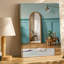 "Toile", créant une scène sereine et inspirante avec un art mural minimaliste avec des murs bleus pastel doux baignés dans une toile naturelle chaude-817402767