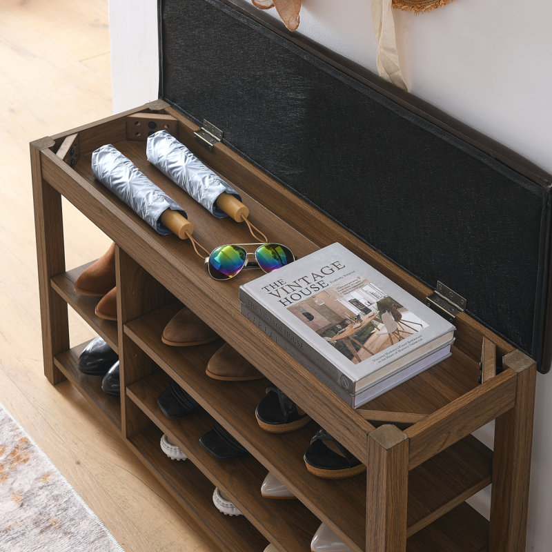 Un long banc à langer réglable en hauteur en bois d'hévéa naturel est livré avec un siège confortable, un espace de rangement dissimulé et de grands compartiments de rangement. Comprend un grain de bois naturel. Brun