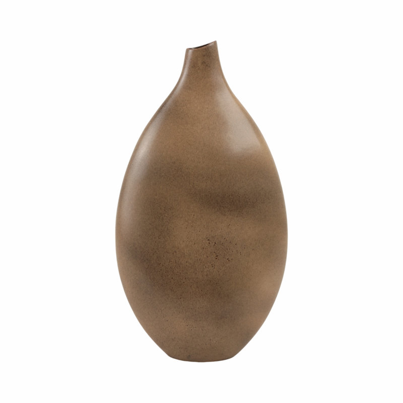 Vase en poterie fabriqué à la main avec forme organique et détails texturés