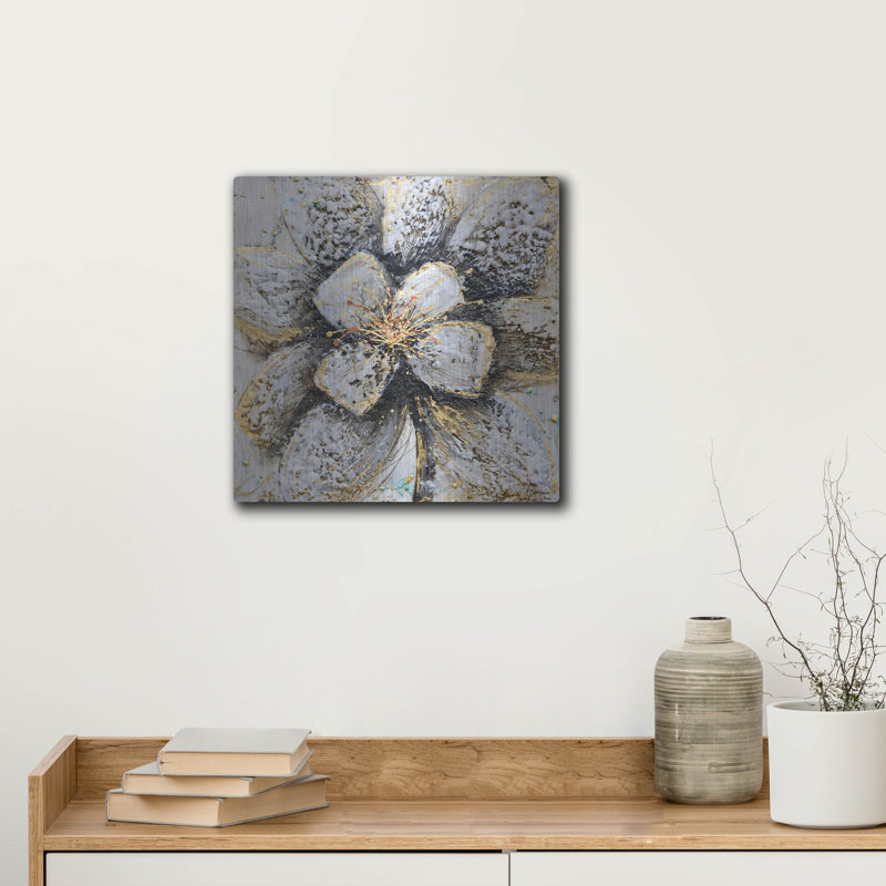 «Explosion Of Petals» par Britt Hallowell, H 12 po x l 12 po