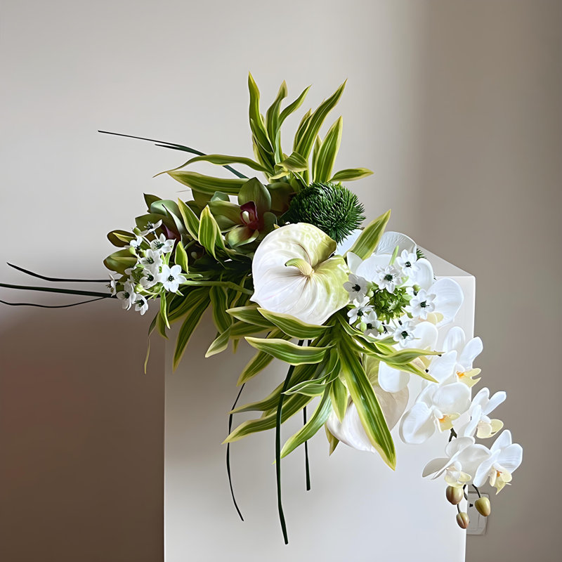 Ornements de fleurs simulées