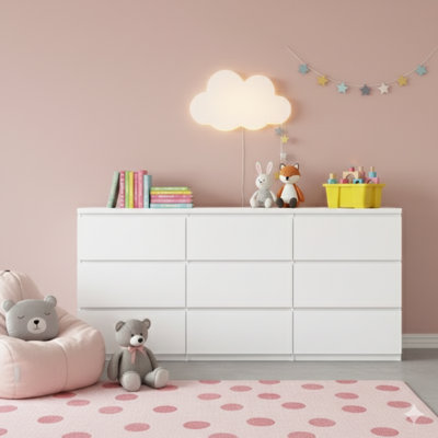 Commode à neuf tiroirs avec conception sans poignée, commode moderne en bois blanc mat pour la chambre à coucher, commode de rangement pour le salon, le couloir, le vestibule.