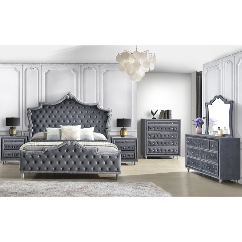 Ensemble de chambre à coucher Domenick, Gris, Très grand, Quatre pièces : lit, commode, miroir et table de