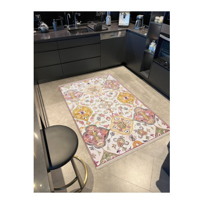 Tapis rose lavable à la machine à motif traditionnel rose