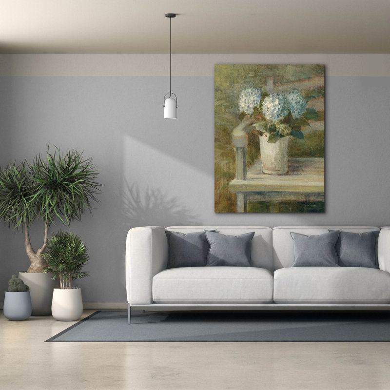«Hydrangea Bouquet On Bench» par Danhui Nai, art mural sur toile, H 54 po x l 40 po