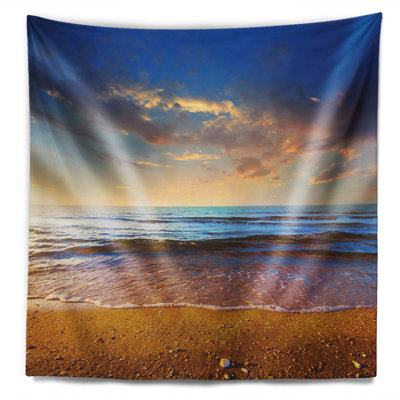 Plage, ciel nuageux et tapisserie côtière vibrante