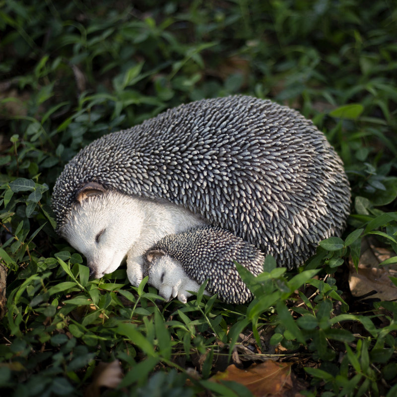 Off-white Sleeping Mother Baby Hedgehog Decorative Figurine for Home & Office Décor, Handcrafted Resin Statue, Realistic Design, Collectible Animal Accent, Weather-Resistant Indoor/Outdoor Decor