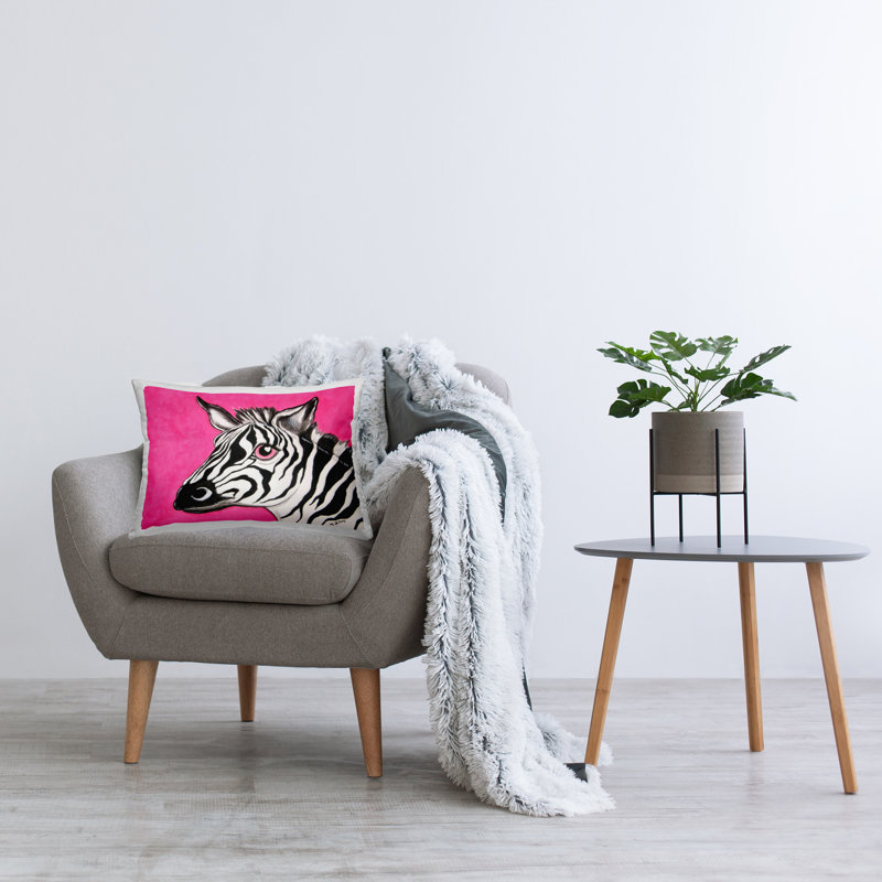 Coussin décoratif à imprimé cœur et zèbre par Michelle Gilsey