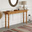 Console en bois avec canapé et table derrière le canapé