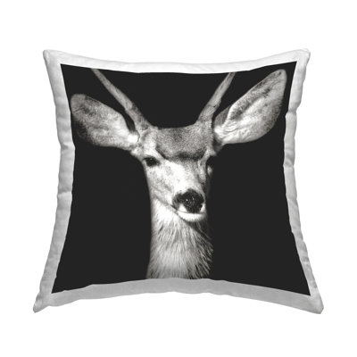 «Gazing Deer Portrait», coussin décoratif imprimé par Kathy Mansfield