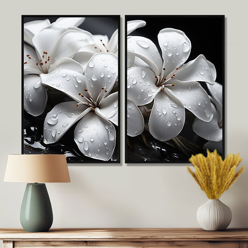 Plumeria Blooms In Stormy Greys - art mural sur toile grise, H 36 po x l 48 po, Reproduction encadrée sans passe-partout