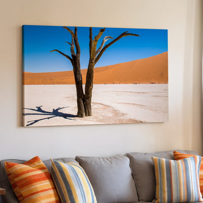 Toile, arbre solitaire noueux se tenant dans un vaste paysage désertique, art mural Ses branches torsadées s'étendant vers un ciel bleu clair