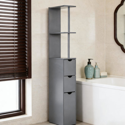 Organisateur de salle de bain gris avec deux tablettes ouvertes et trois tiroirs Beaucoup d'espace pour les nécessités