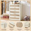 Ensemble de 3 meubles de chambre bohèmes en bois, comprenant une commode à 5 tiroirs et une table de chevet à 1 tiroir avec station de recharge, en rotin.-1119488278-1119488279