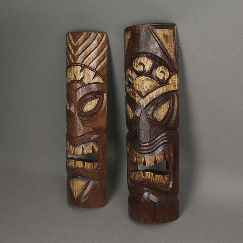 Ensemble de 2 masques muraux Tiki en bois brun sculpté à la main de style tropical polynésien avec couvre-chefs soleil et fleurs - H 19,75 po x L 5,75 po x l 2,25 po