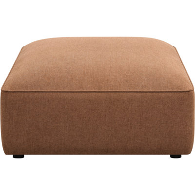 Un siège carré rembourré avec un motif uni et un style sans dossier pour un look élégant et équilibré, une assise confortable de 38,5 pouces de profondeur, une touche subtile et sophistiquée, une hauteur de 18 po x une largeur