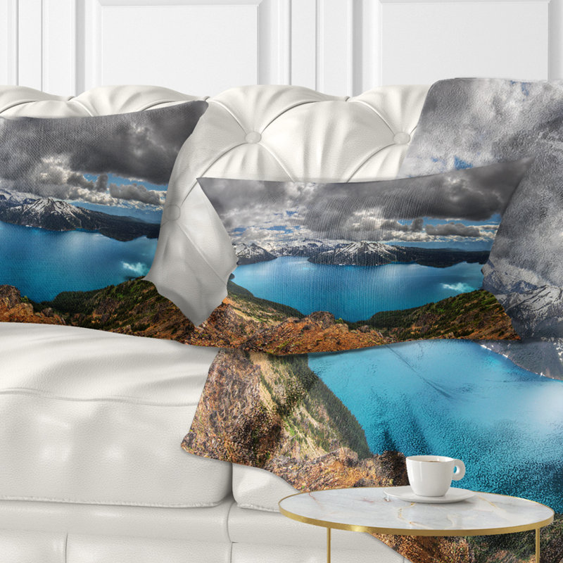 Coussin en forme de lac entouré de montagnes
