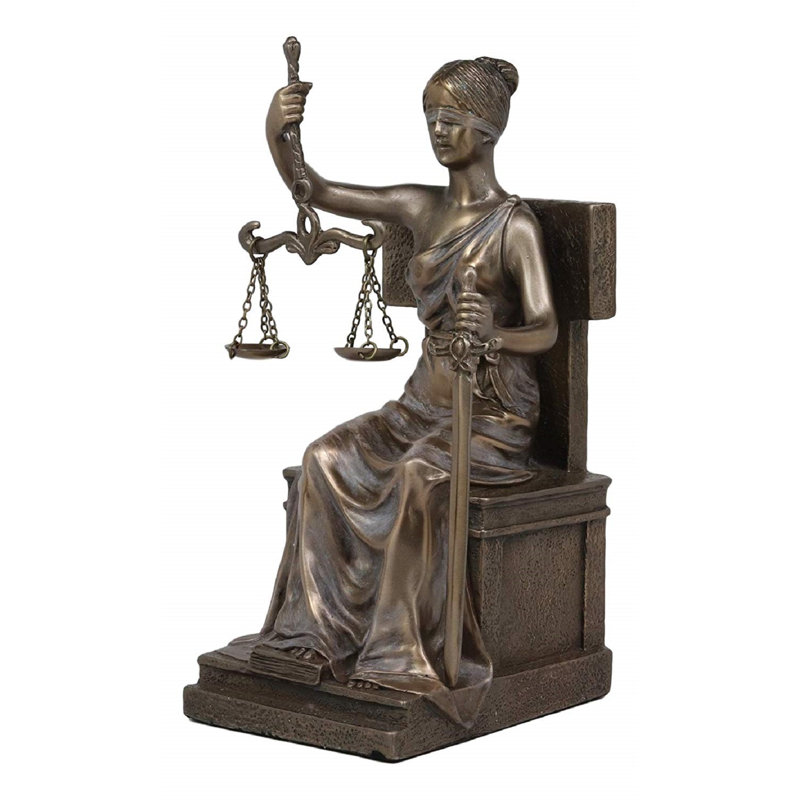 Femme assise en blindfold avec échelle et figurine d’épée Zirkel