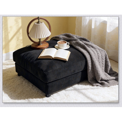 Repose-pieds rembourré en velours côtelé avec rangement caché, parfait pour les espaces de vie modernes et fonctionnels.