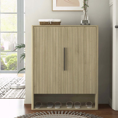 Armoire à chaussures en bois avec tablettes et portes réglables