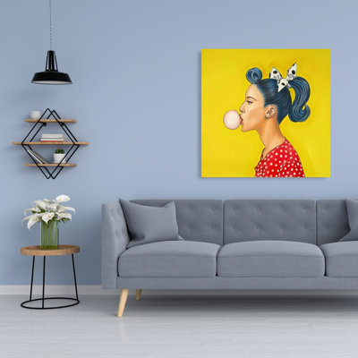 Femme rétro avec une belle queue de cheval - décor de toile rouge rétro
