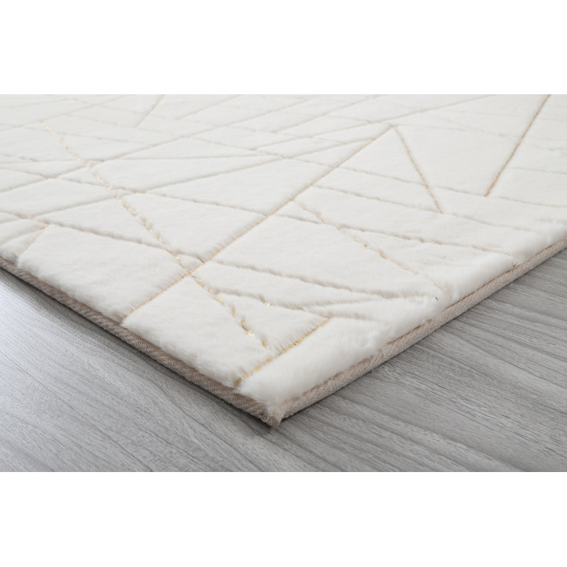 Tapis blanc en fausse fourrure Broschard avec lignes dorées métalliques, Rectangle 7 pi 8 po x 10 pi 4 po
