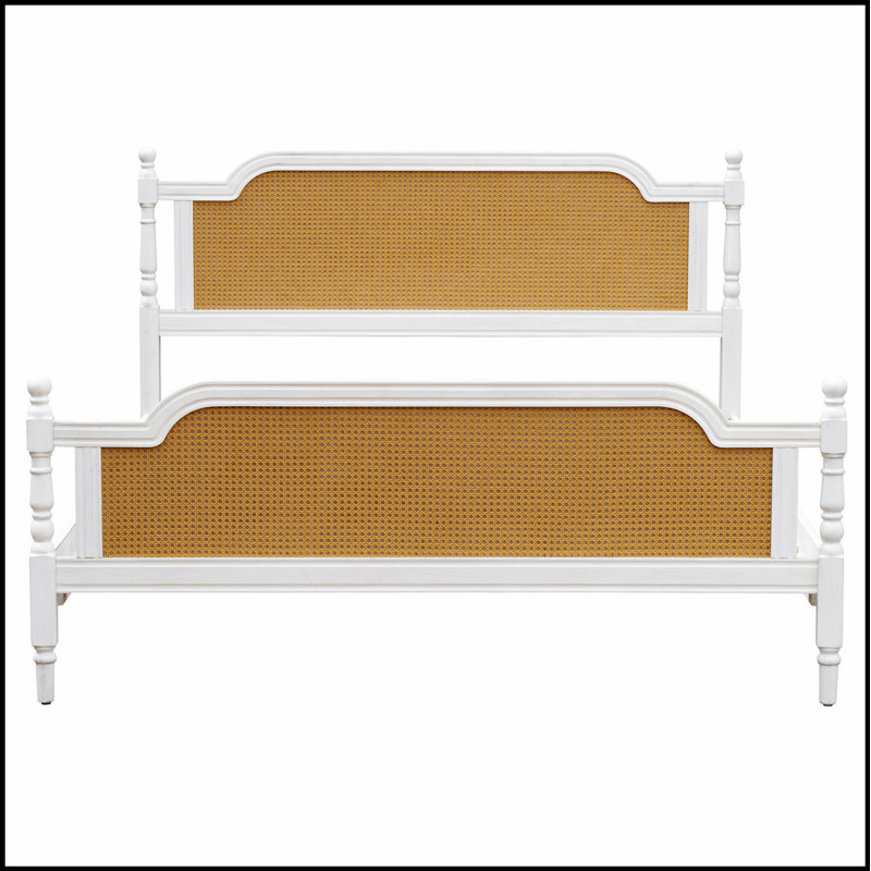 Structure de lit en rotin de style traditionnel en bois de pin massif, sans sommier tapissier, alliant beauté naturelle et design élégant pour une expérience de sommeil confortable.