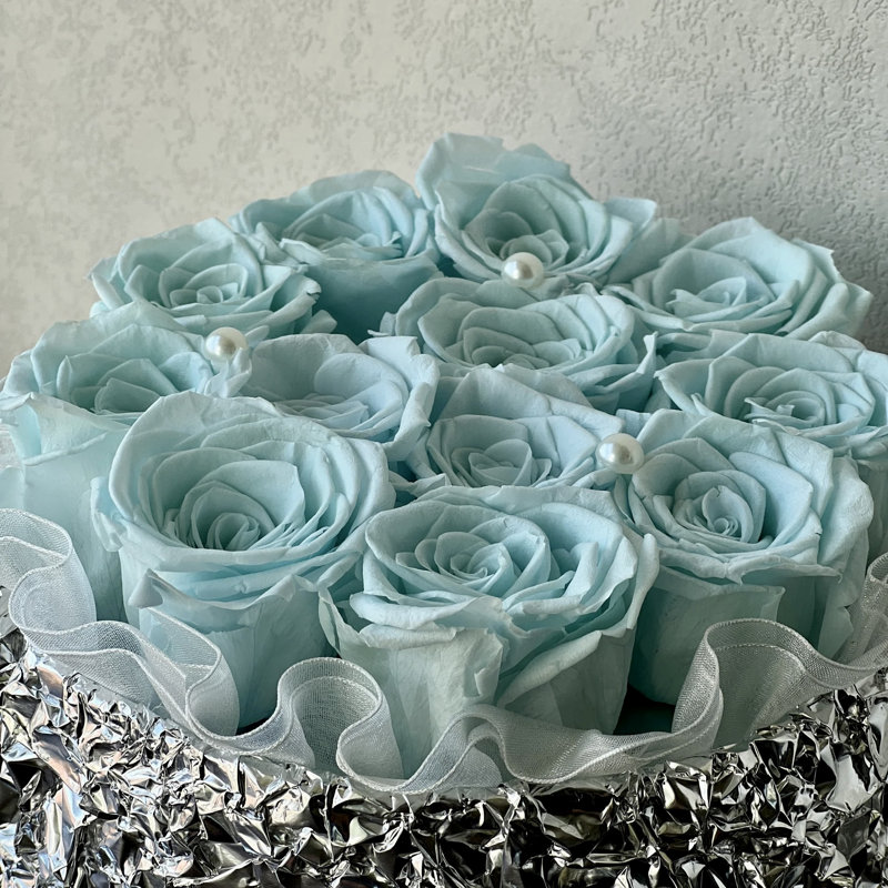 Arrangement floral dans une boîte à fleurs, Bleu