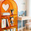 Bibliothèque orange en forme de cœur-382961501