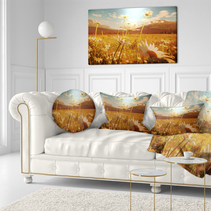 Blooming Chamomiles in Meadow - Coussin imprimé floral