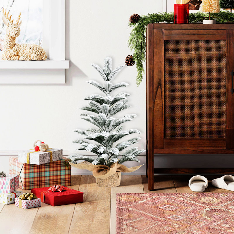 Arbre de Noël de table floqué de 50 cm, base de ciment en toile de jute enneigée pleine grandeur à 85 pointes, arbre festif pour la saison hivernale avec des pointes denses, décor de petit espace réaliste