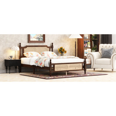 Élégant grand lit avec design, bois de pin, couleur noyer, ornement de rangement en noyer, construction solide