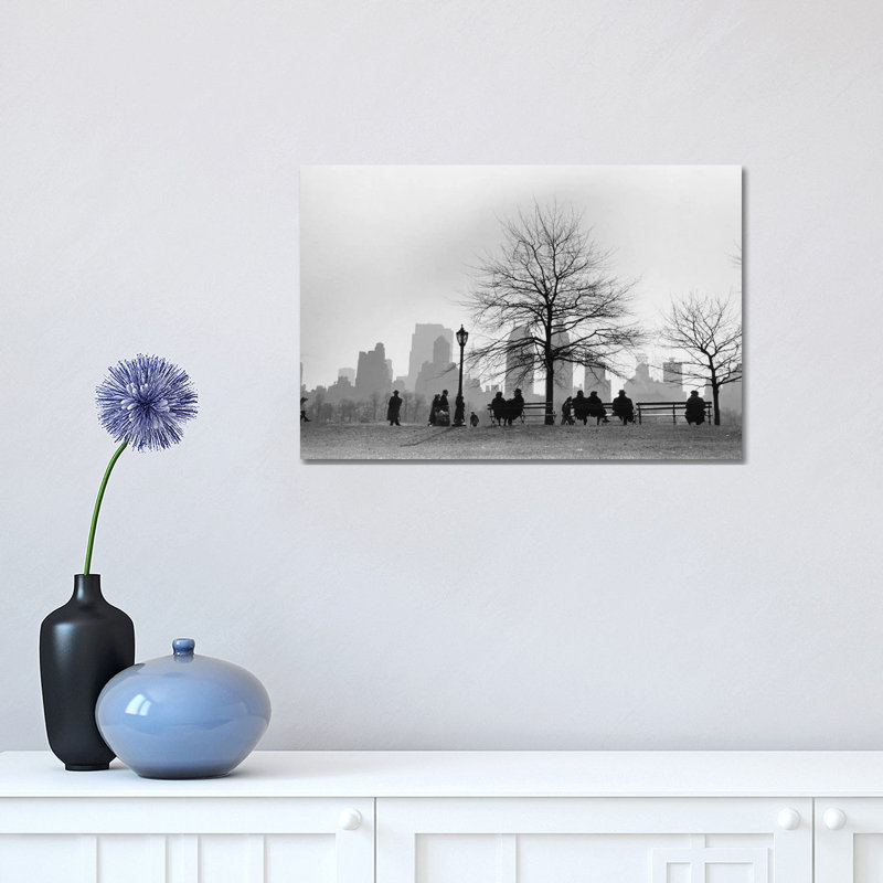 «Central Park South Silhouette (NYC, 1955)» par Ruth Orkin - reproduction de photo, H 12 po x l 18 po x 1,5 po, Toile tendue