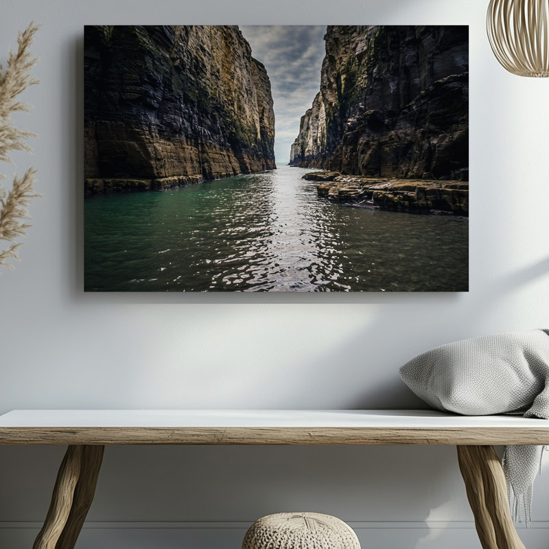 Toile, scène côtière dramatique mettant en vedette des falaises imposantes de roc robuste, art mural encadrant une voie d'eau étroite capturée à partir d'une toile