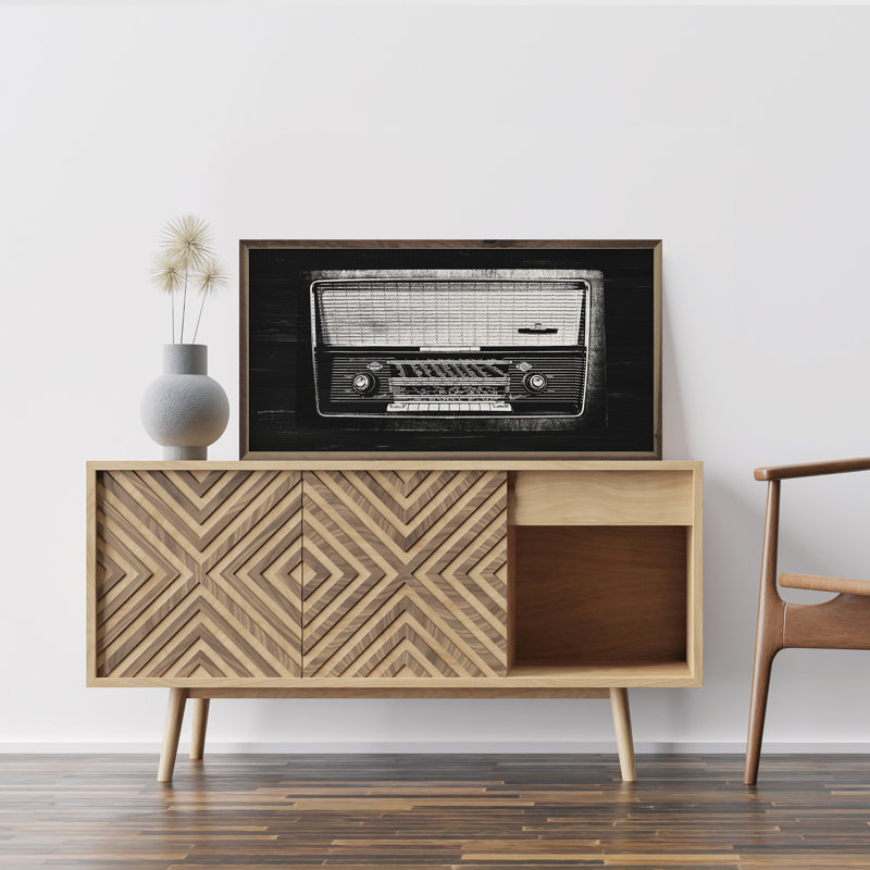Radio en noir et blanc, H 8 po x l 16 po