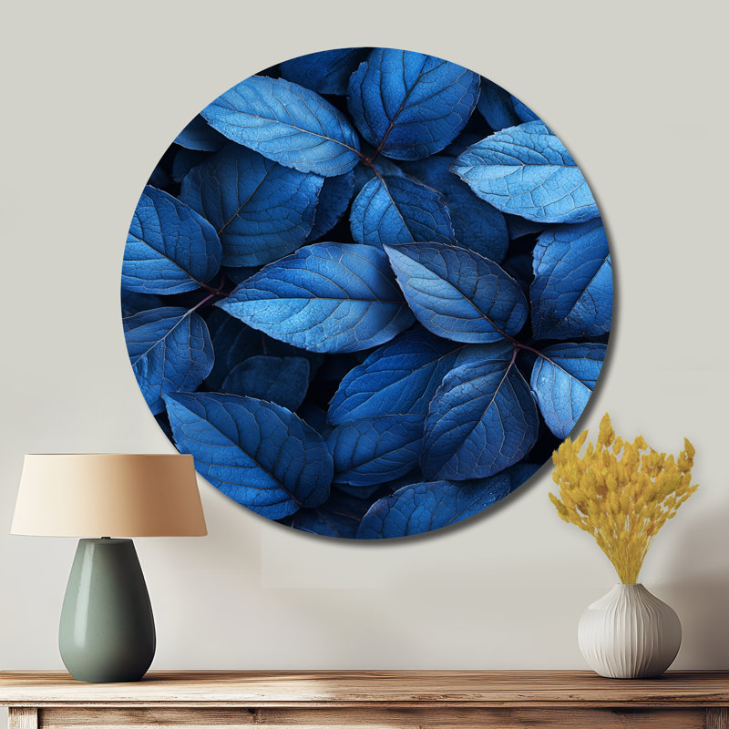 «Midnight Blue Leaves Tranquility I», art mural rond en métal, impression sur métal bleu traditionnel, H 16 po x l 16 po