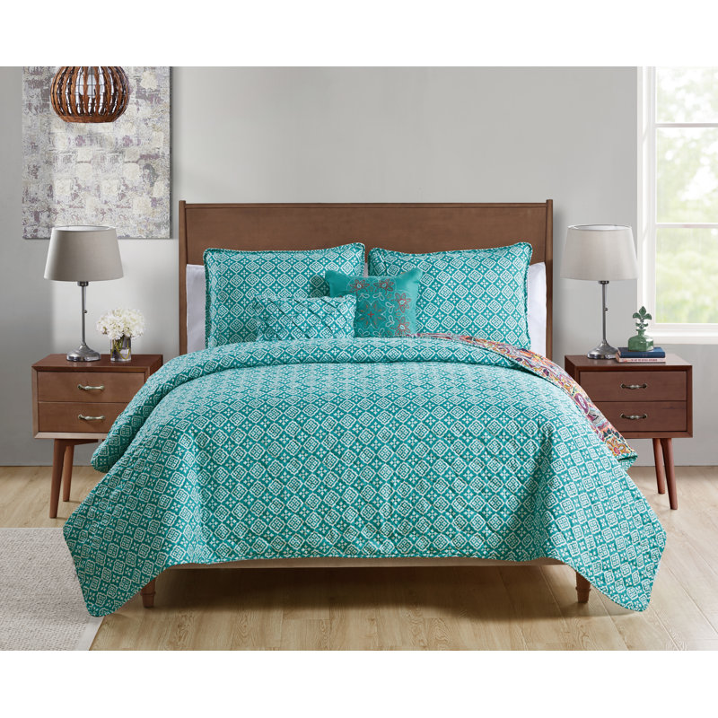 Yara Reversible Medallion Quilt Set, King Quilt + 2 Standard Shams + 2 Throw Pillows