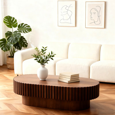 Table basse ovale cannelée avec piédestal, noyer de 43,1 po, design Mid-Century moderne pour le salon, la chambre à coucher, l’appartement et le bureau, base épaisse, texture rainurée unique, petite table de taille dorée,